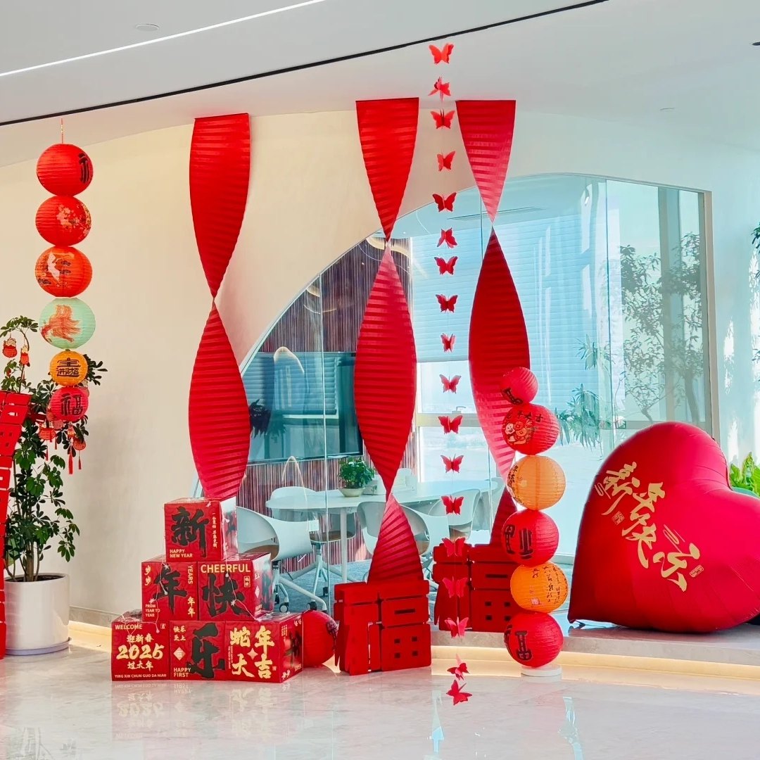 马年氛围布置2026元旦商场店铺红色波浪瓦楞纸喜庆新年装饰打卡点
