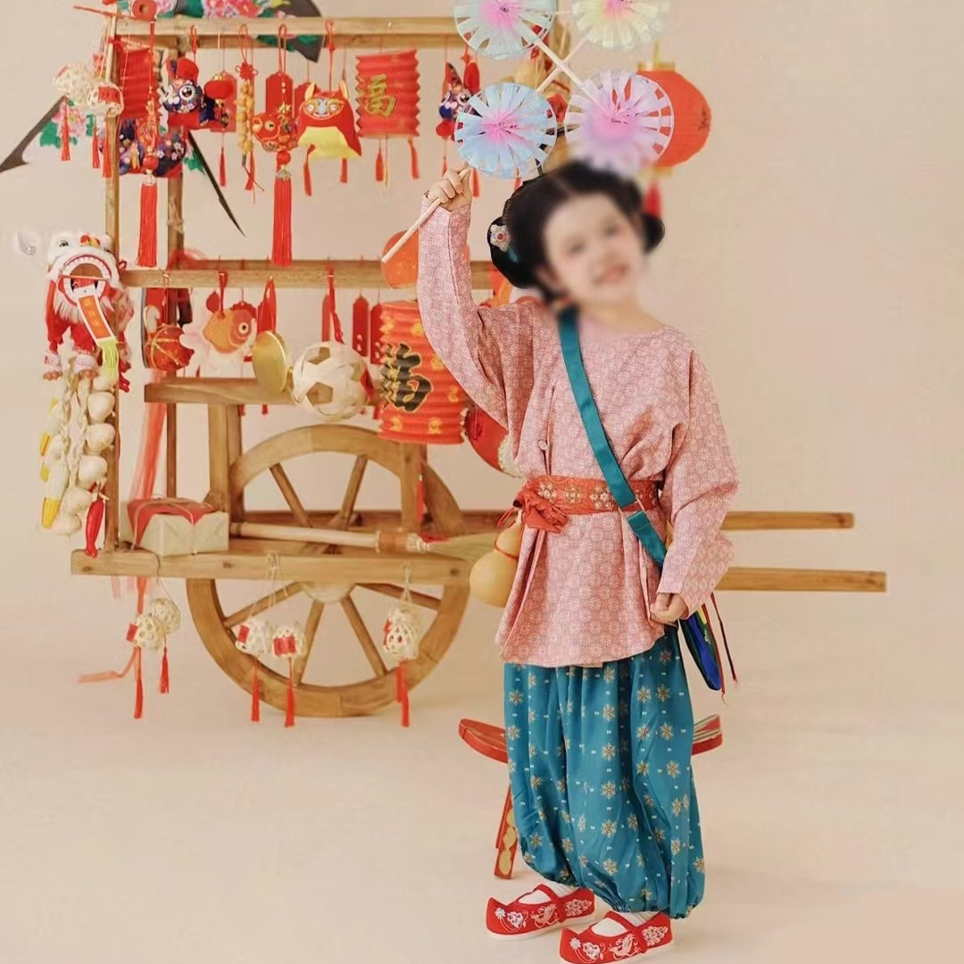 户外古风市集布置2026传统民俗卖货郎车环创庙会集市独轮车小推车