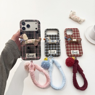 壳哇伊 秋冬格纹绒布立体腊肠狗适用苹果16promax手机壳铃铛挂绳iPhone17Pro撞色千鸟格14pro全包15防摔13