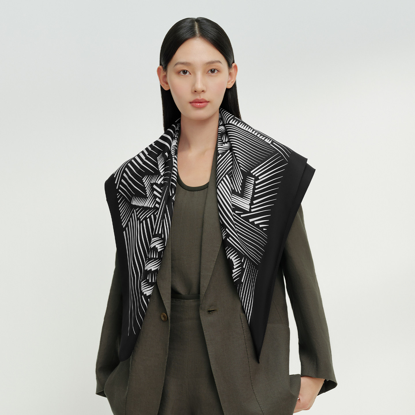 万事利26春夏新品丝巾真丝卷边大方巾大披肩女送妈妈礼物几何迷踪