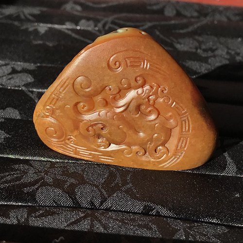 儒贤玉道新疆和田玉黄沁籽料仿古龙凤呈祥双面雕刻挂件