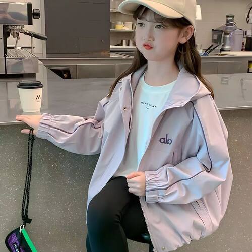 女童百搭外套春秋2026新款儿童洋气时髦春装中大童冲锋衣连帽上衣