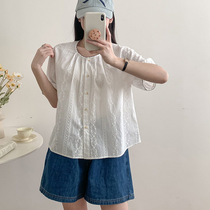 温柔少女风白色刺绣衬衫