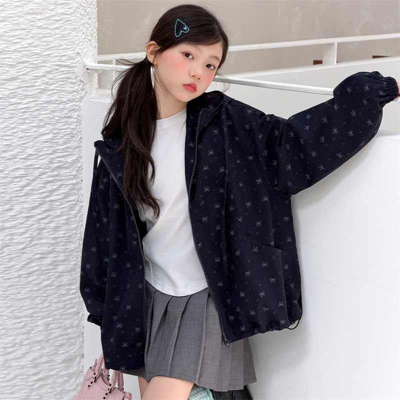 女大童装秋季韩版运动满印连帽外套2026新款潮儿童休闲小女孩秋装