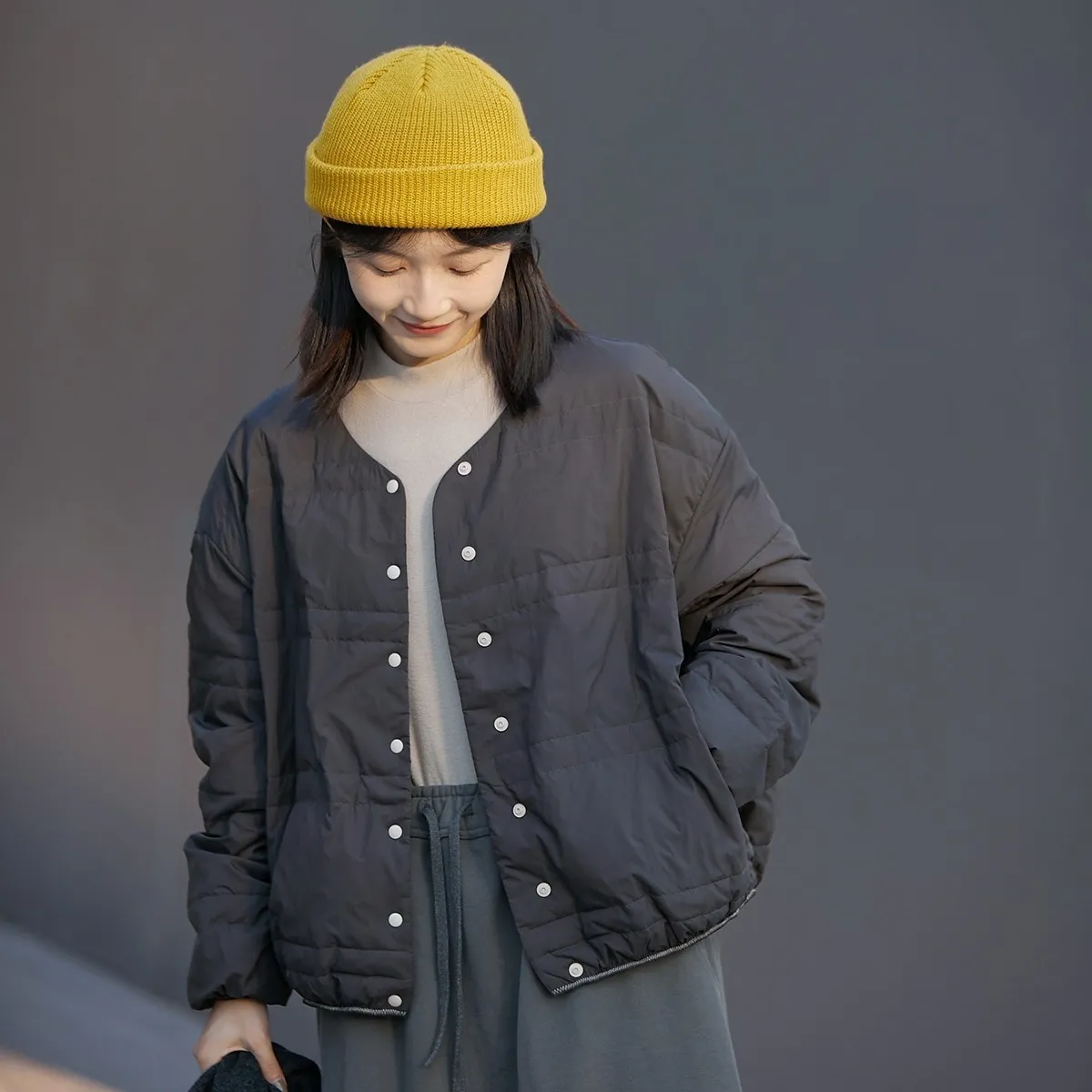 文艺休闲 冬款灰咖色大朵白鸭绒轻盈保暖V领羽绒服