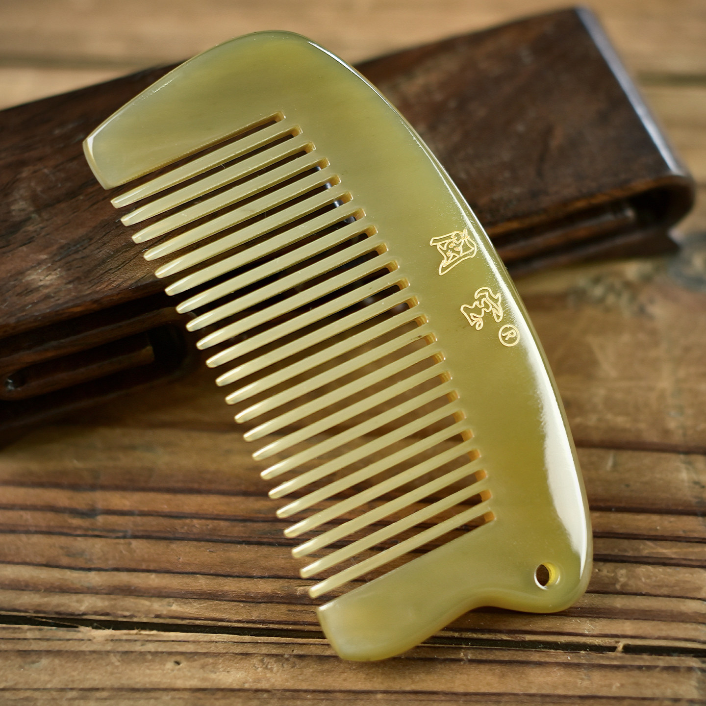 闽宝天然白水牛角梳子按摩头部经络细齿无柄直发梳便携包包梳送礼