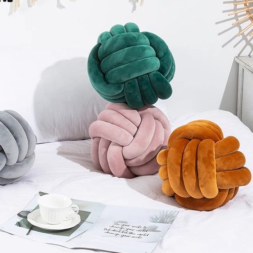 北欧毛球抱枕三股绳打结球抱枕手工编织天鹅绒靠枕垫knot飘窗垫