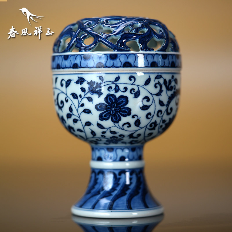 青花西番莲纹高足镂空香薰炉图片