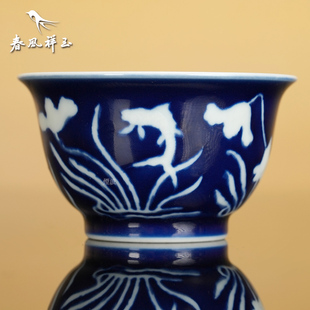 景德镇 春风祥玉 邹俊窑制八字款 蓝地刻白花 鱼藻纹 品杯