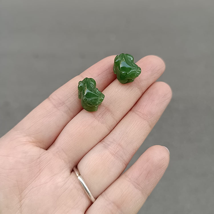 天然新疆和田玉俄7号老坑菠菜绿碧玉满绿小貔貅立体饱满吊坠戒面