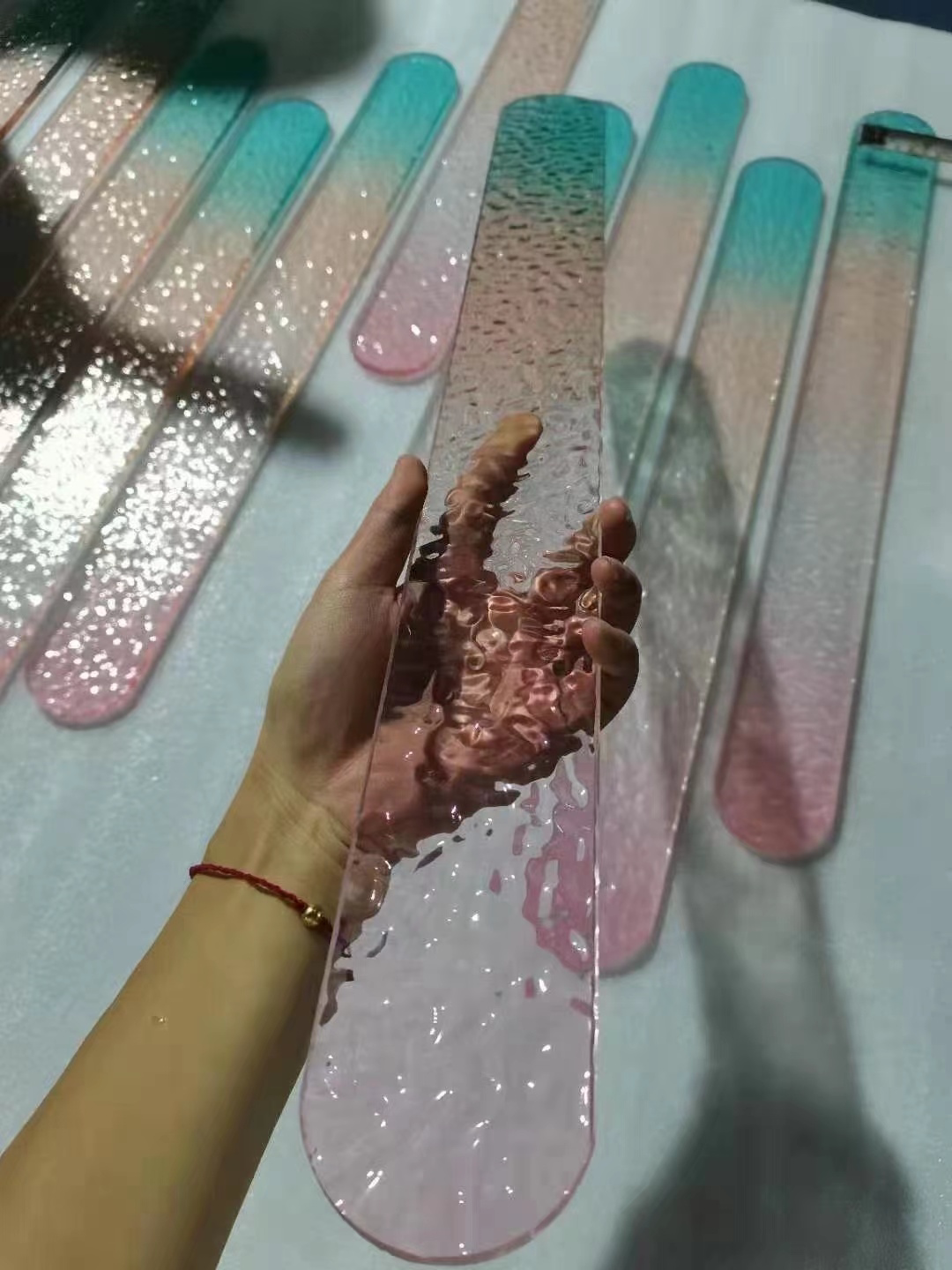 压花彩色渐变幻彩玻热弯钢化屏风隔断水纹瓦楞石头纹艺术夹胶玻璃