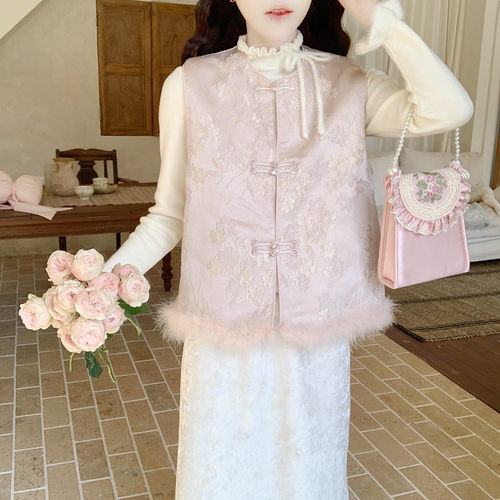 【Dear YN】新年战袍 新中式国风提花鸵鸟毛烫金夹棉马甲盘扣坎肩 - 封面