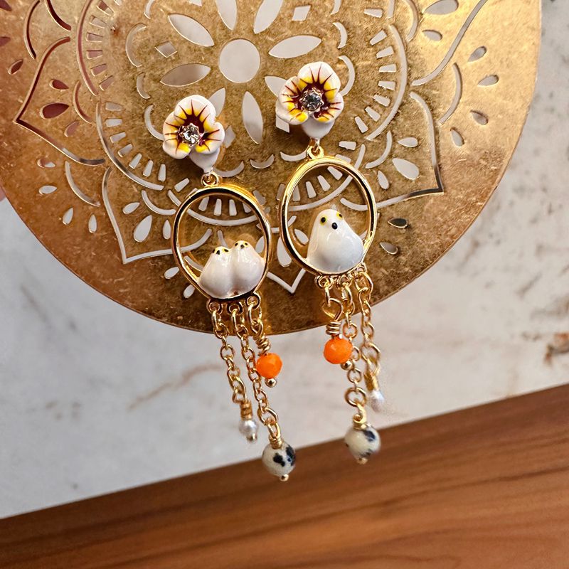 珐琅花朵白色小鸟耳环