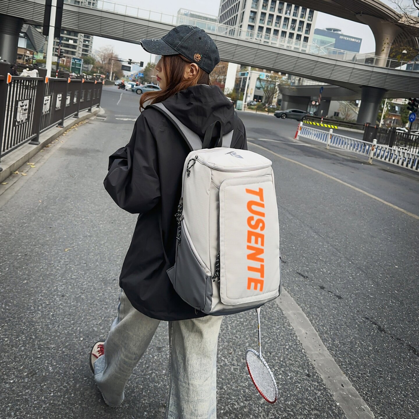 羽毛球拍收纳独立鞋仓大容量运动健身双肩背包新款轻便通勤休闲包