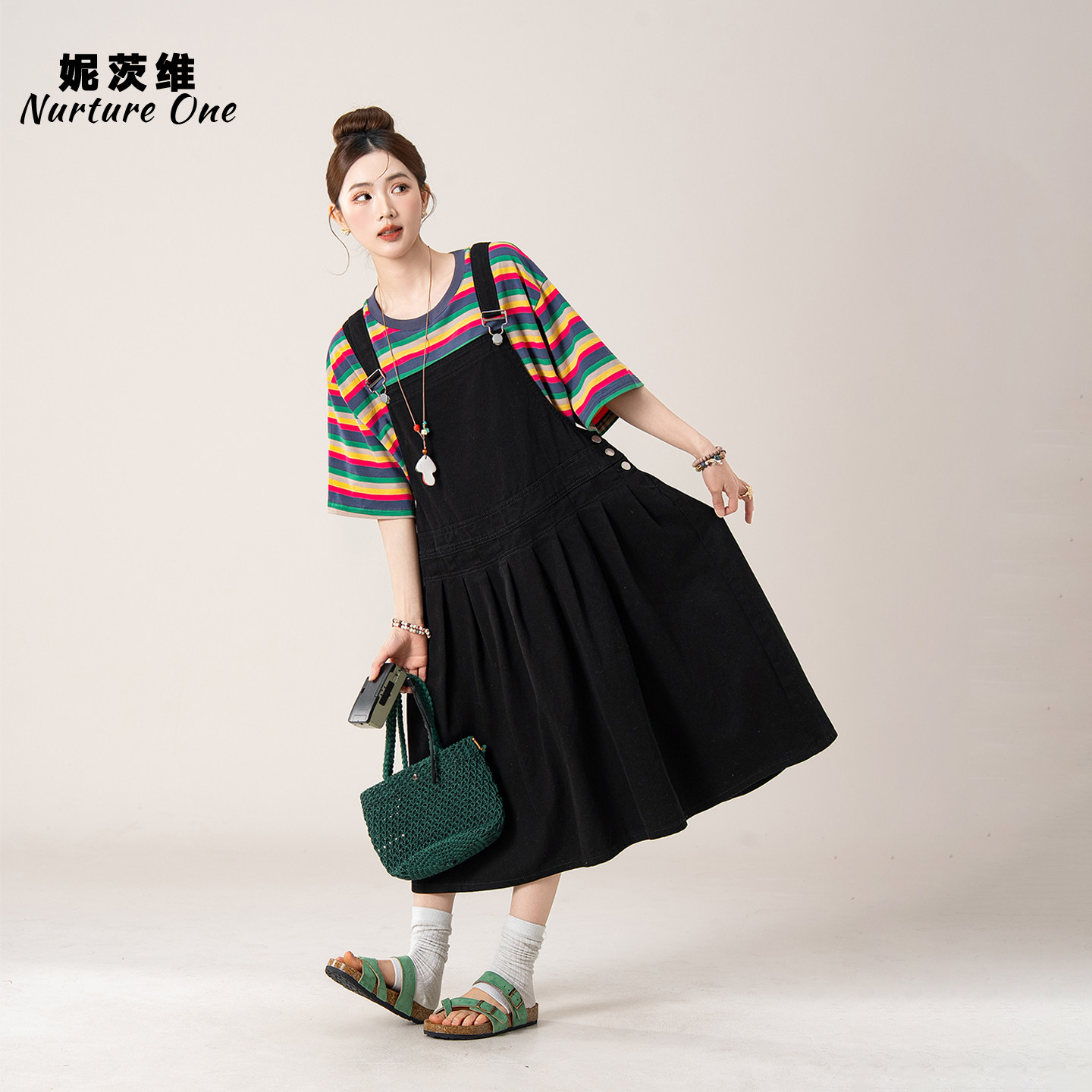 妮茨维【黑裙彩韵】一字领背带连衣裙女轻便踏青穿搭条纹T恤套装