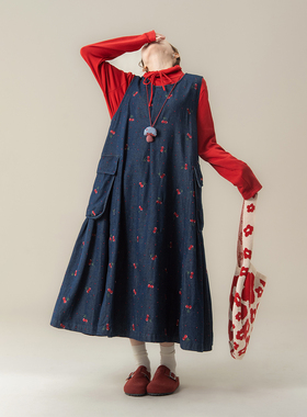 深蓝色樱桃刺绣牛仔背带连衣裙女秋季新款宽松慵懒松弛感背心长裙