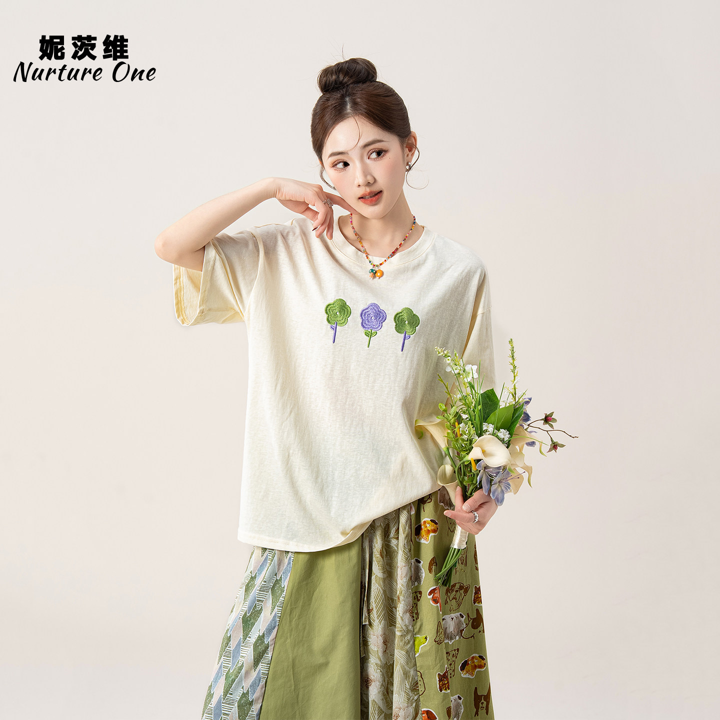 妮茨维【文艺清新】纯色圆领花朵刺绣短袖T恤女夏季穿搭休闲上衣