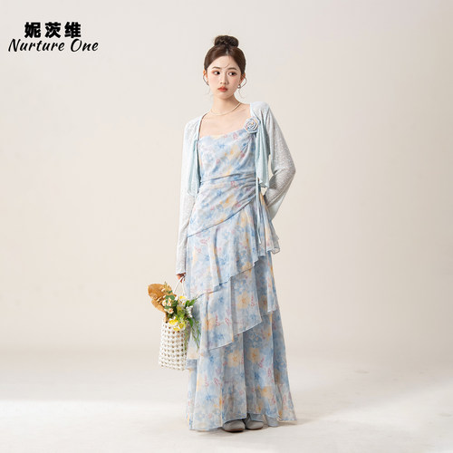 妮茨维【飘逸灵动】蓝色多层次荷叶边连衣裙女夏季穿搭吊带裙开衫