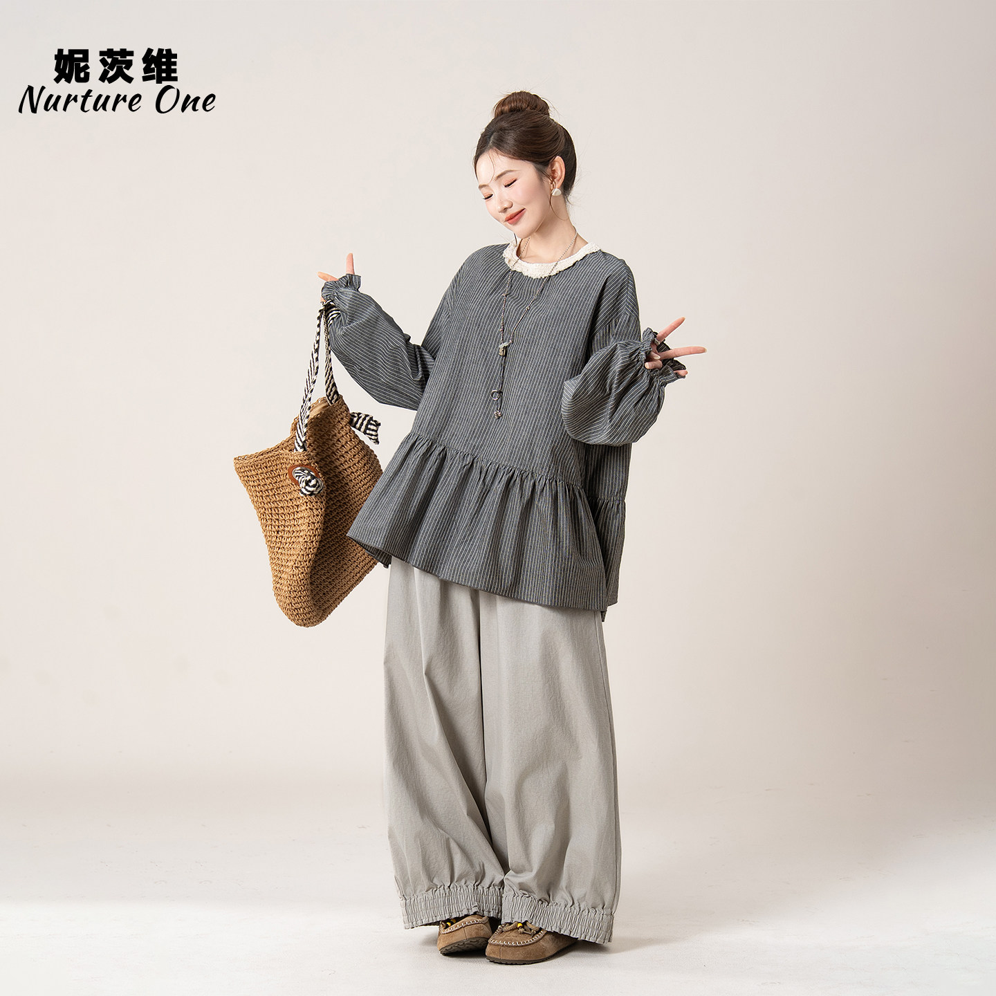 妮茨维【褶皱裙摆】碳灰色条纹长袖衬衫女早秋穿搭花边领衬衣上衣