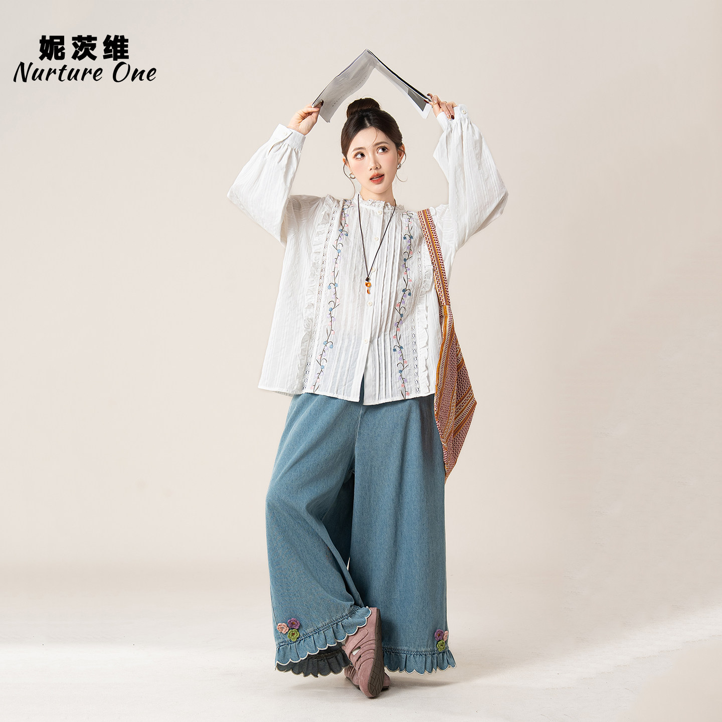妮茨维【锦上添花】白色花边圆领刺绣衬衫女春日穿搭压褶拼接上衣
