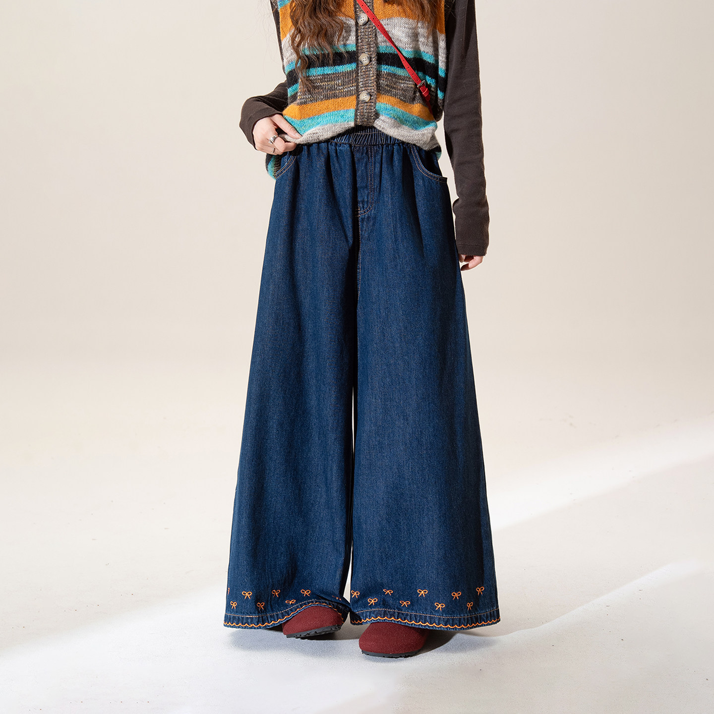 深蓝色森系蝴蝶结花边刺绣牛仔裤女春季新款宽松显瘦直筒阔腿裤子