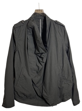 圣迪男式不对称垂领设计黑色哑光肩章式纽扣和下摆外套2225