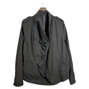 圣迪男式 纽扣和下摆外套2225 不对称垂领设计黑色哑光肩章式