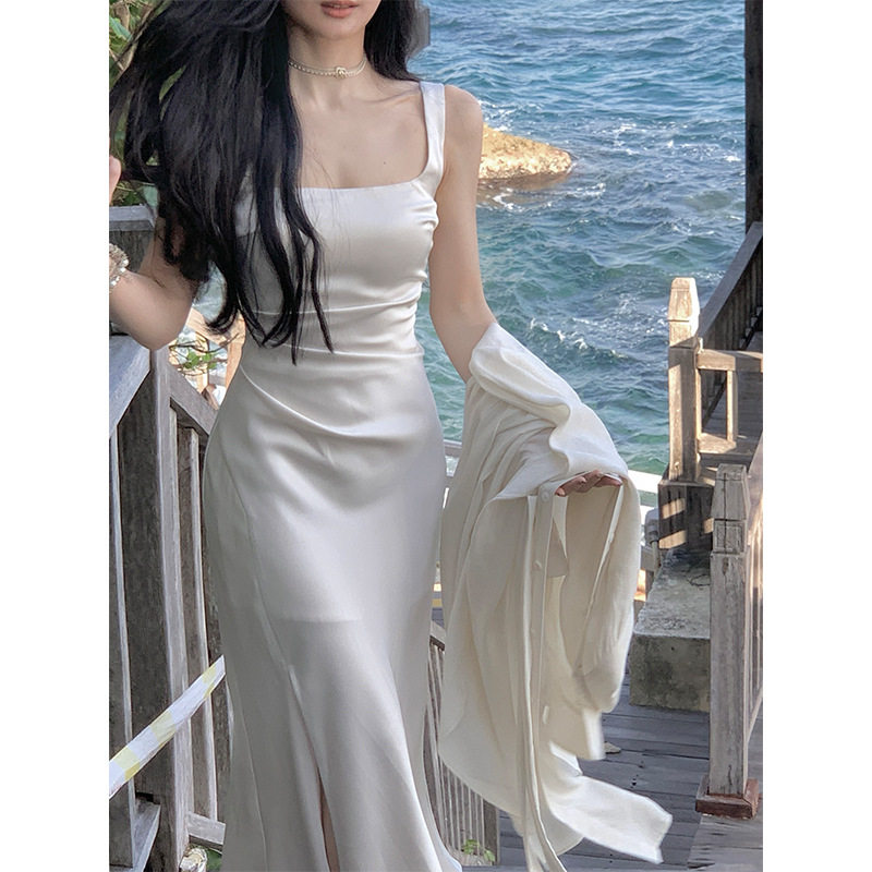 性感吊带露肩背白色礼服女轻奢小众高端级名媛气质收腰开叉连衣裙