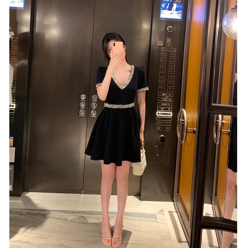 法式性感V领礼服女轻奢小众高端级气质名媛收腰显瘦镶钻A字连衣裙