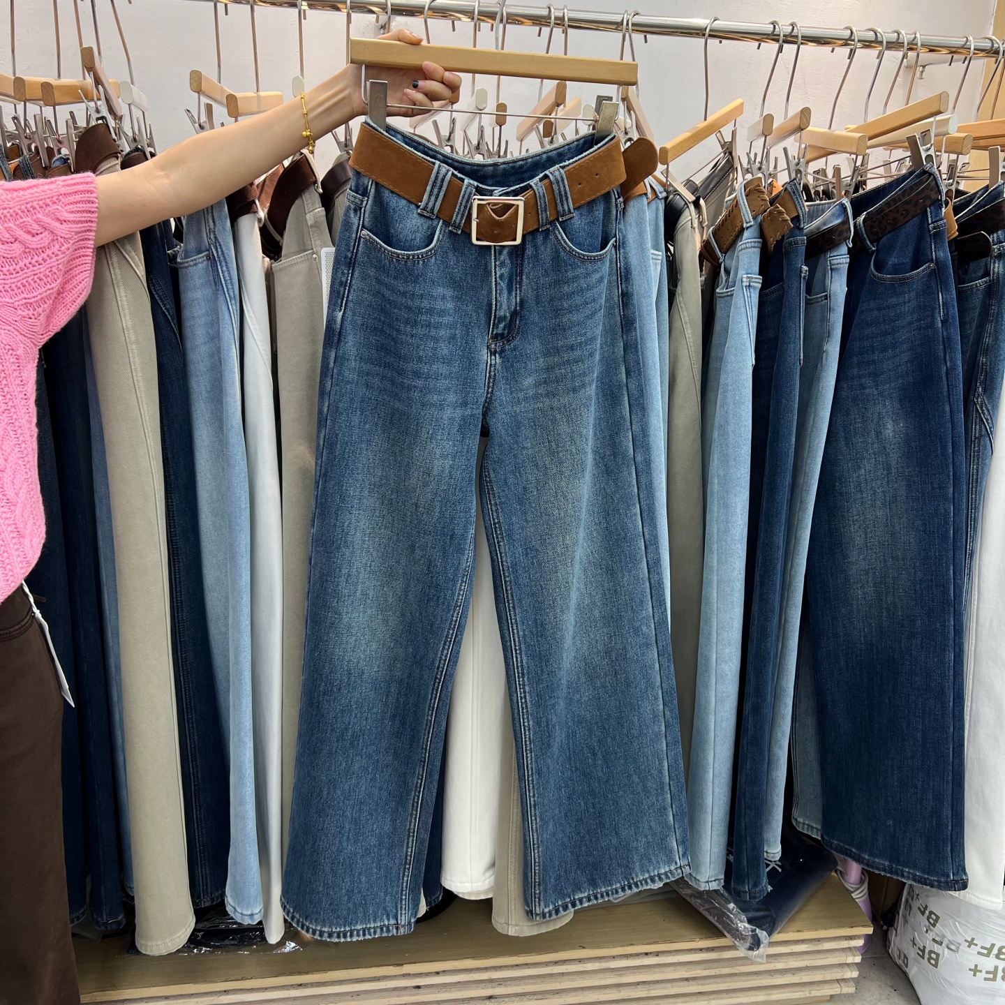 恒木子2025冬季新款复古高腰显瘦百搭加绒牛仔裤阔腿裤长裤女3818