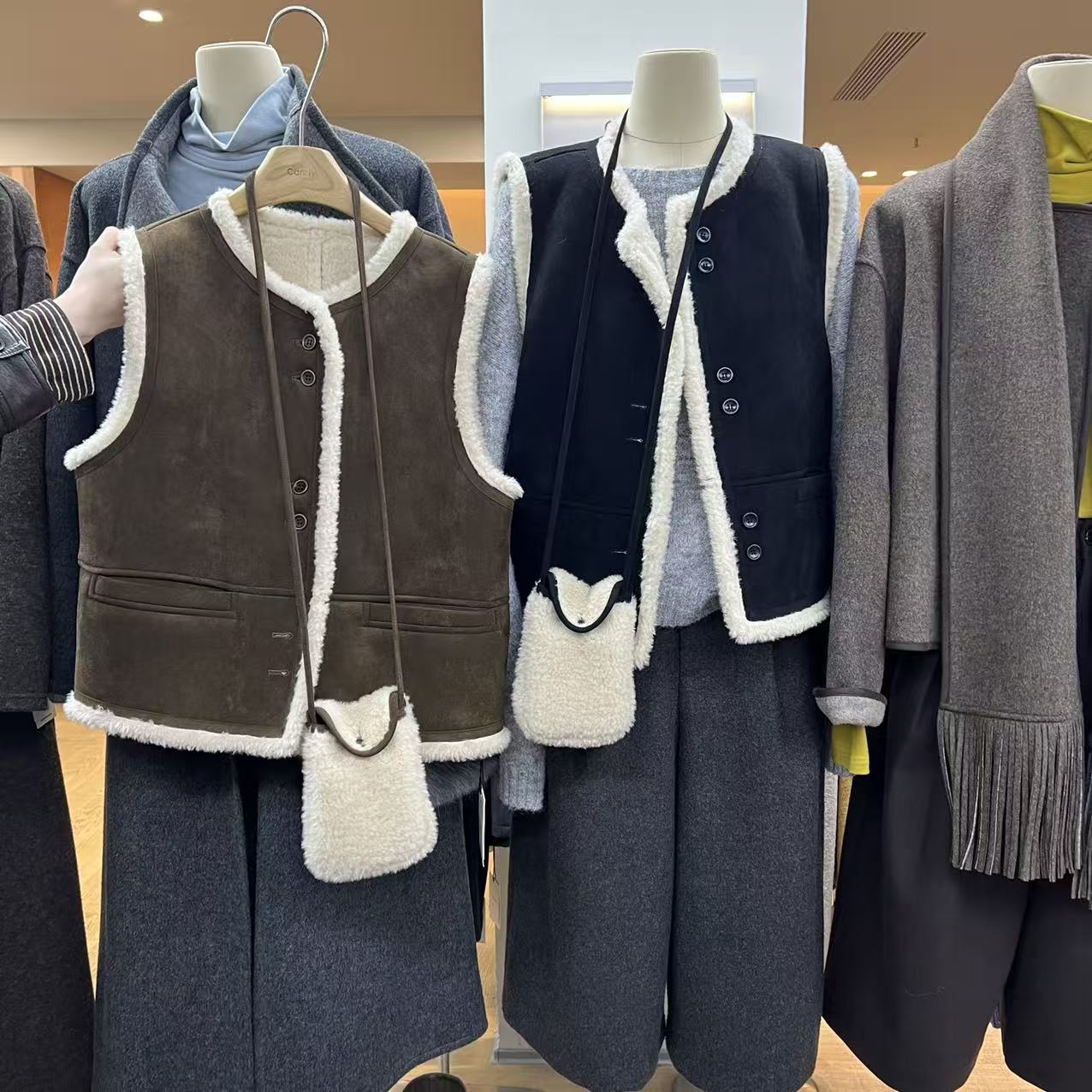 糖果2025秋冬新款休闲百搭皮毛一体马甲小个子短款外套女配包包