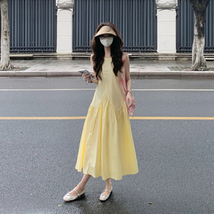 法式温柔风黄色无袖背心连衣裙女夏季多巴胺穿搭海边度假显瘦裙子
