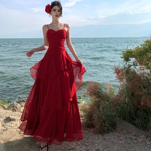 法式红色吊带连衣裙夏季超好看海边拍照绝美度假风三亚沙滩长裙子