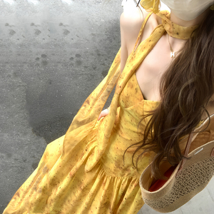 云南旅游度假风黄色碎花吊带连衣裙女夏季绝美长裙子海边出片穿搭