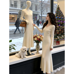 v领针织连衣裙女秋冬天配大衣裙子气质修身内搭打底毛衣鱼尾长裙