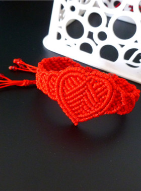 手工编制红绳民族风女性