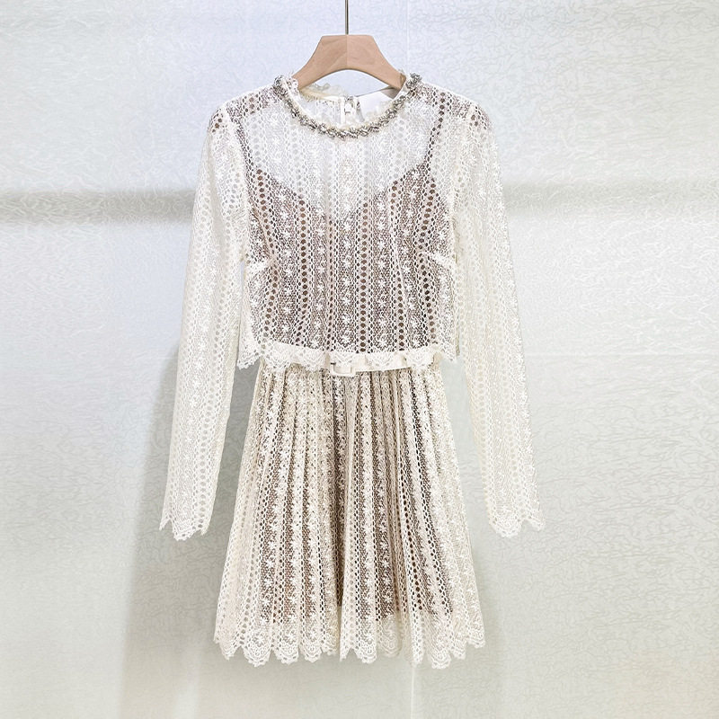 法式 高级感米白色精致气质通勤蕾丝钩花圆领钻饰假两件连衣裙