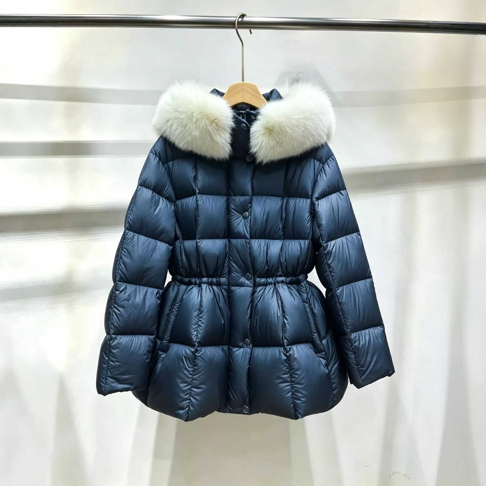 预热2026新款深蓝色收腰大毛领连帽羽绒服女短款修身显瘦保暖外套