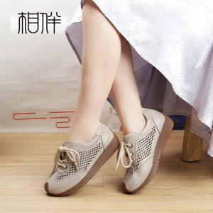 相伴真皮休闲鞋女透气新款运动休闲鞋时尚妈妈软底镂空中老年女鞋