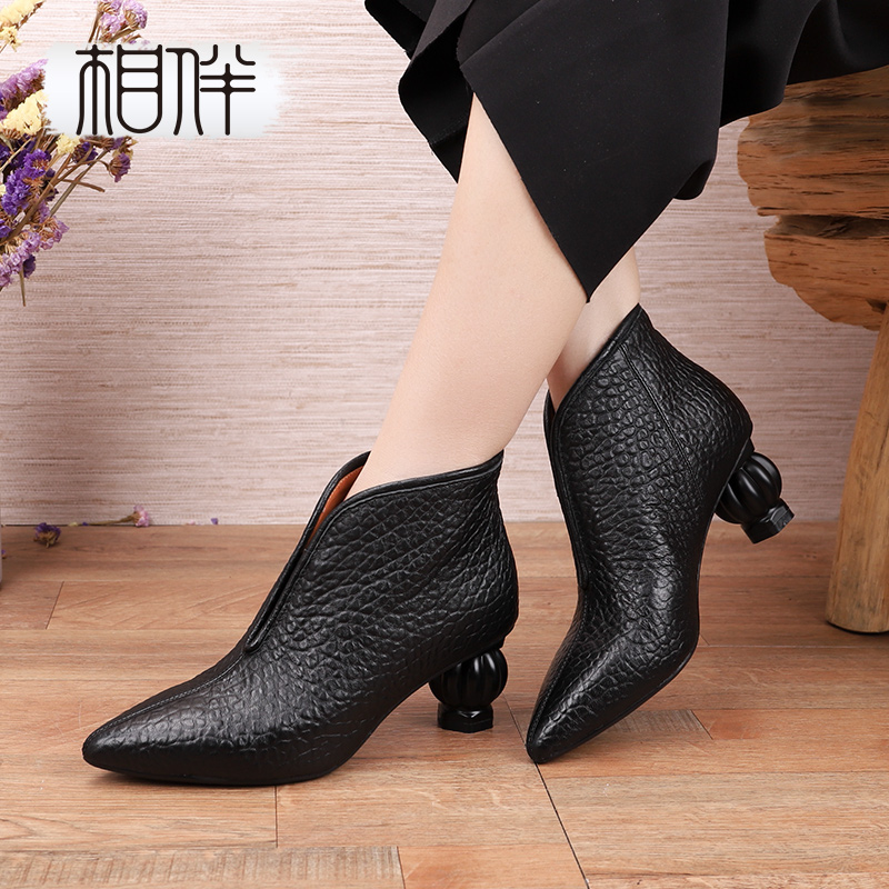 相伴英伦风尖头V口休闲高跟短靴