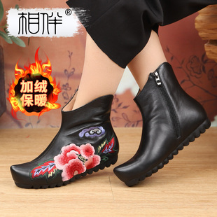 相伴真皮短靴女2025冬季新款民族风复古刺绣软底翘头皮靴大码女靴