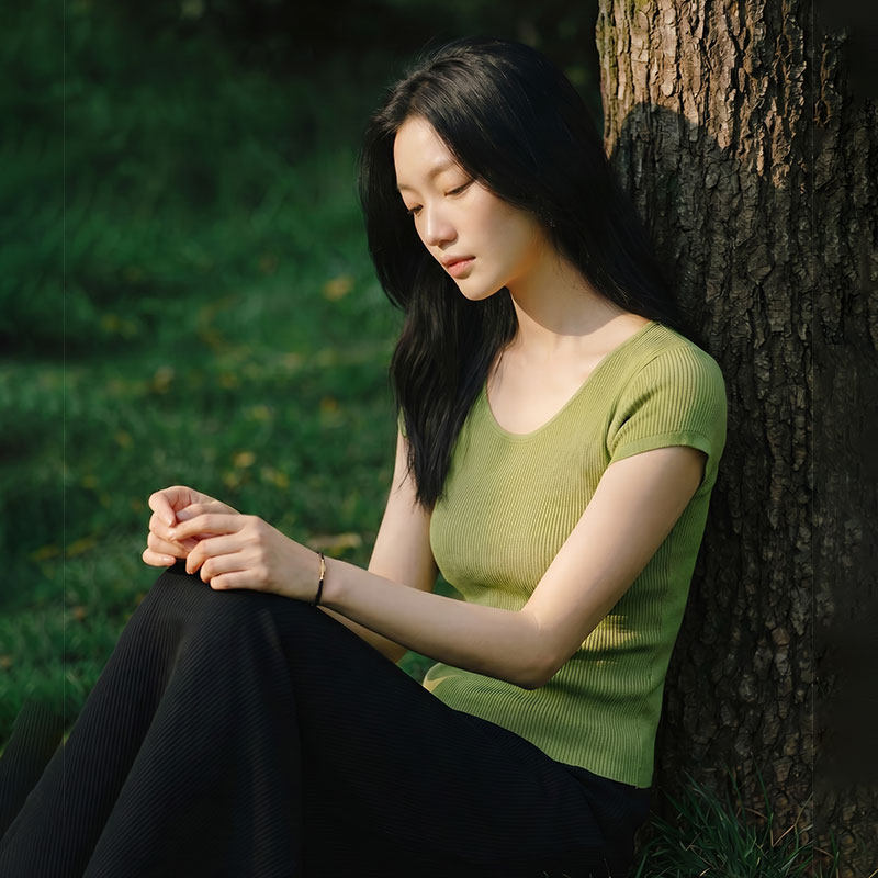 陌可/冰感三醋酸混纺细坑条修身U/V领针织短袖T恤女打底衫0092 - 实物图