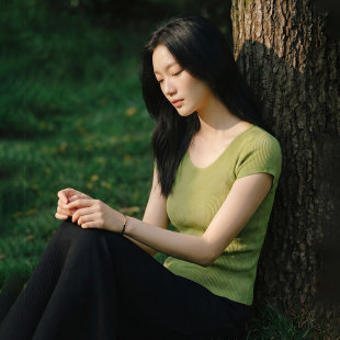 陌可/冰感三醋酸混纺细坑条修身U/V领针织短袖T恤女打底衫休闲