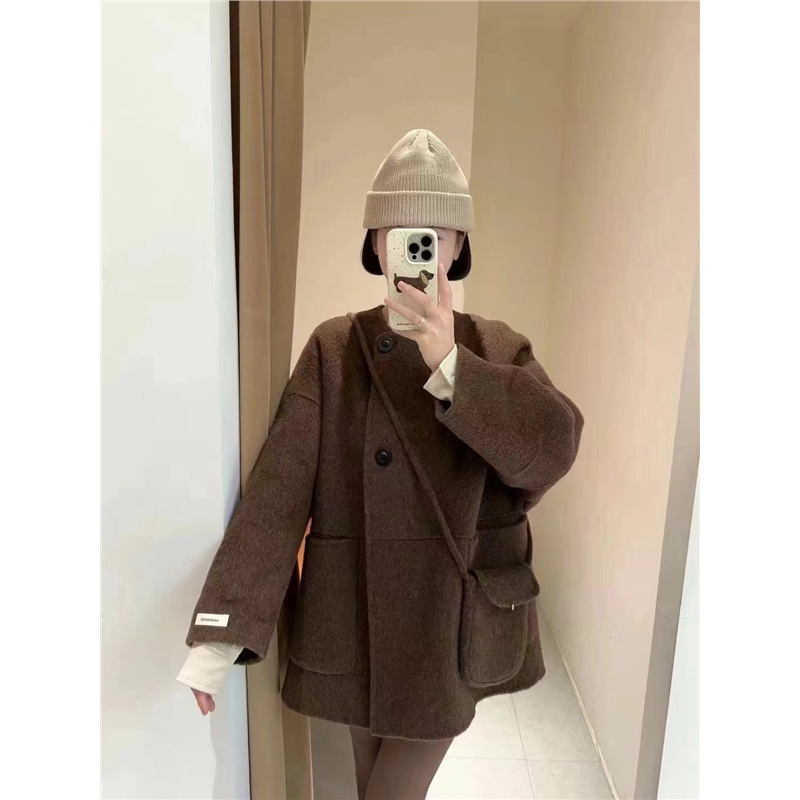 圆领配包羊毛外套韩系