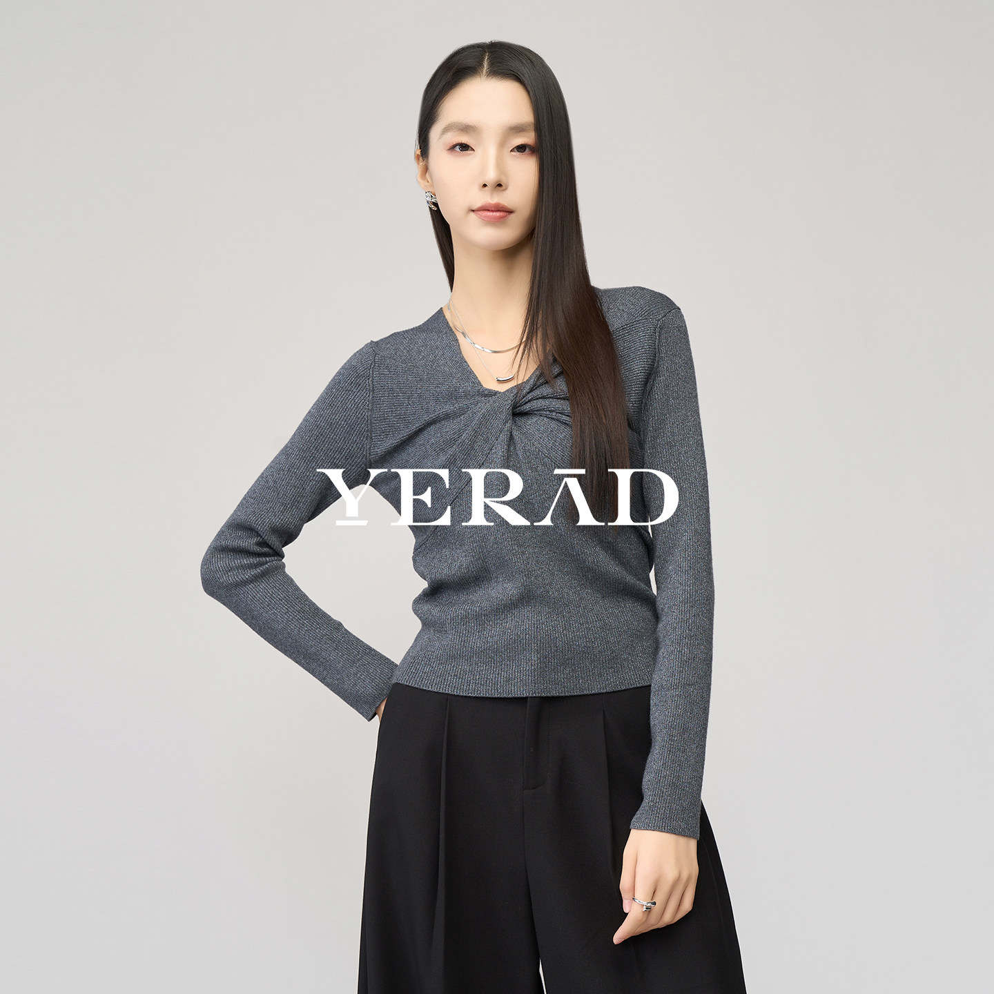 娅丽达设计感扭结v领灰色针织衫