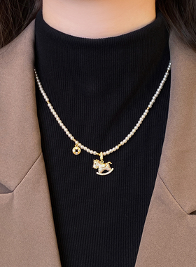 精致小马珍珠项链女复古轻奢高级感毛衣链小众设计秋冬挂脖配饰品