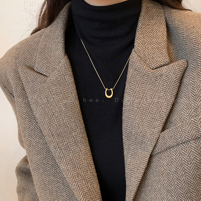 简约马蹄吊坠项链女2025新款爆款秋冬高级感毛衣链轻奢小众锁骨链