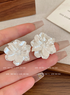 法式白色花朵耳环女气质秋冬高级感复古耳钉轻奢小众复古森系耳饰