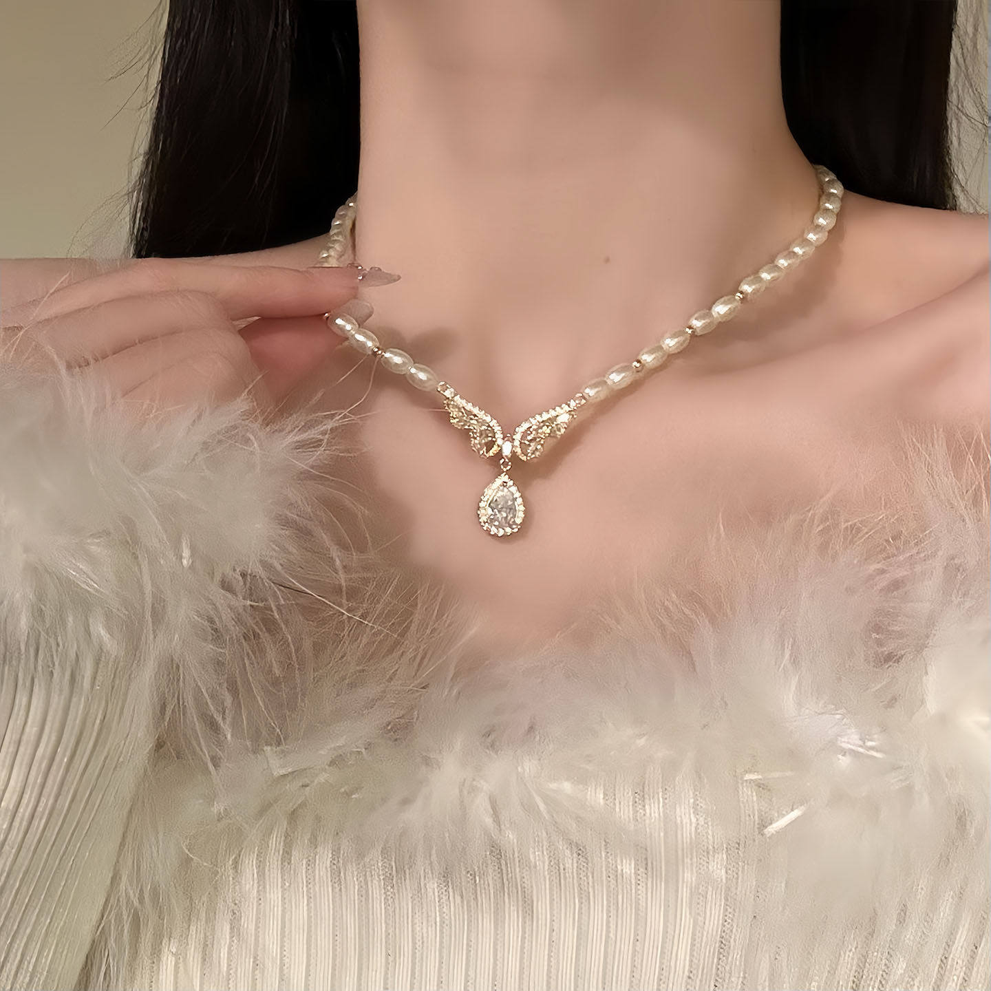 珍珠满钻天使翅膀水滴项链女小香风轻奢高级感锁骨链小众设计颈链图片