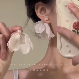 白色花瓣珍珠耳钉高级感小众冷淡风耳环女超仙气质温柔甜美耳饰品